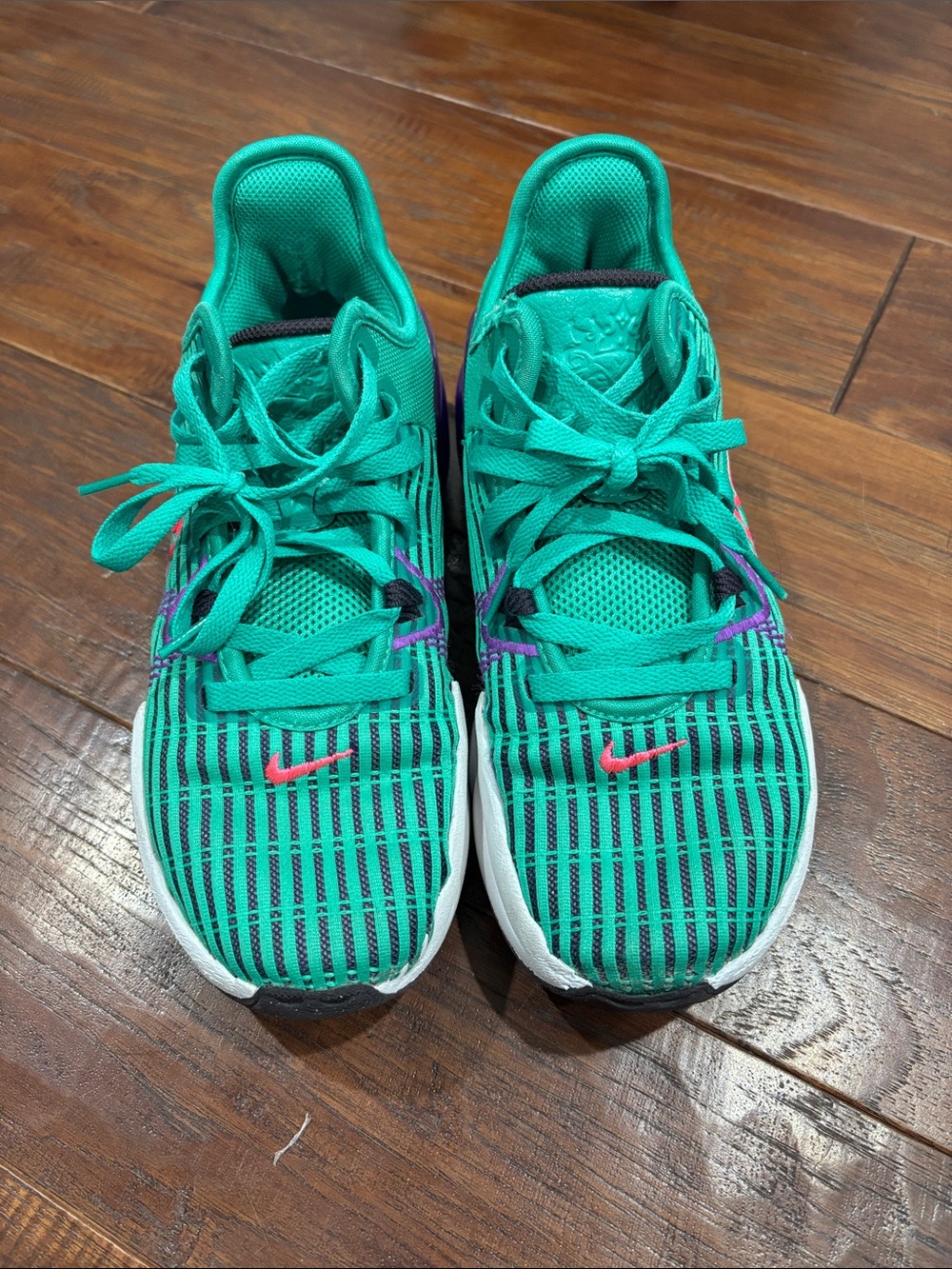 Nike Women's Green & Pink Athletic Shoes